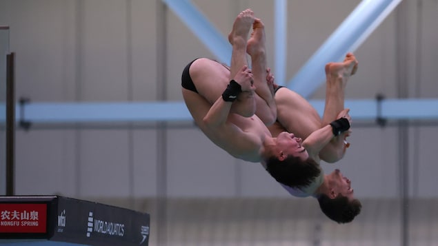 Matt Cullen et Benjamin Tessier en presumption groupée lors d'un plongeon de la plateforme de 10 m.