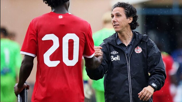 Mauro Biello avec l'équipe nationale Mauro Biello avec l'équipe nationale