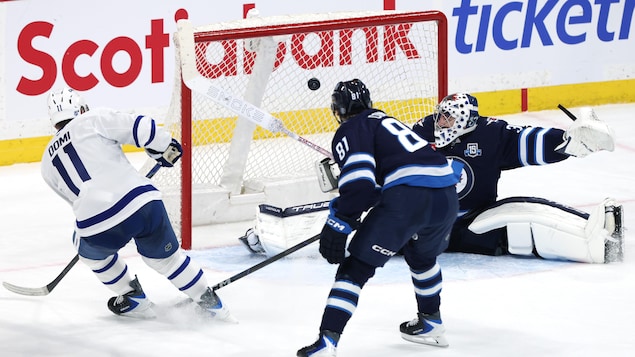 Max Domi tranche en prolongation pour les Maple Leafs face aux Jets
