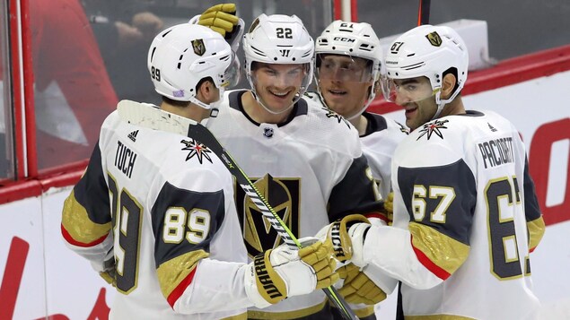 Max Pacioretty célèbre l'un des buts des Golden Knights face aux Sénateurs à Ottawa Max Pacioretty célèbre l'un des buts des Golden Knights face aux Sénateurs à Ottawa