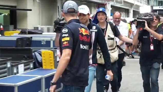 Max Verstappen et Esteban Ocon se serrent la main dans le paddock du circuit d'Interlagos après leur rencontre avec les commissaires de la FIA Max Verstappen et Esteban Ocon se serrent la main dans le paddock du circuit d'Interlagos après leur rencontre avec les commissaires de la FIA