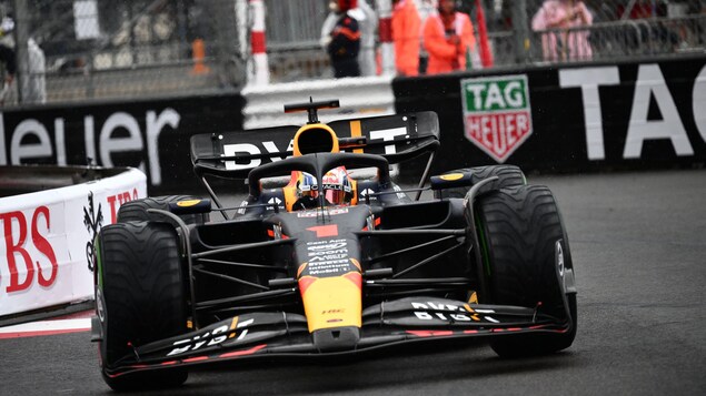 Le pilote Max Verstappen dans sa voiture Red Bull négocie un enchaînement de virages serrés entre les murets de Monaco. 