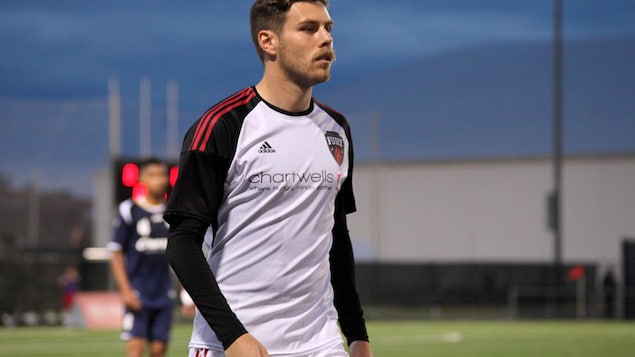 Maxim Tissot a les yeux rivés sur le ballon pendant un match contre l'AS Blainville Maxim Tissot a les yeux rivés sur le ballon pendant un match contre l'AS Blainville