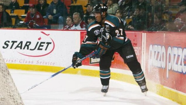 Maxime Fortunus avec le Moose du Manitoba lors d'un match à Hamilton en 2006 Maxime Fortunus avec le Moose du Manitoba lors d'un match à Hamilton en 2006