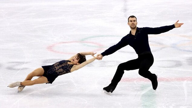 Meagan Duhamel et Eric Radford exécutent une spirale aux Jeux olympiques de Pyeongchang Meagan Duhamel et Eric Radford exécutent une spirale aux Jeux olympiques de Pyeongchang