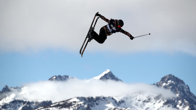 Une skieuse effectue un saut