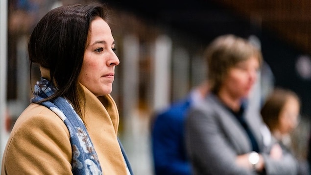Mélodie Daoust derrière le banc de l'équipe féminine de hockey des Carabins de l'Université de Montréal