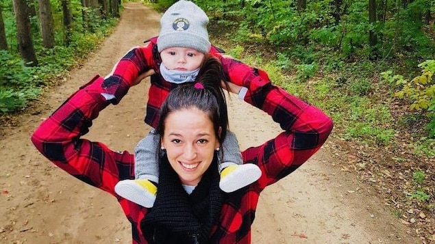 La hockeyeuse Mélodie Daoust porte son fils Mathéo La hockeyeuse Mélodie Daoust porte son fils Mathéo