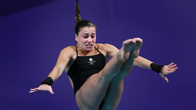 Une plongeuse dans les airs.