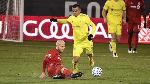 Michael Bradley enlève le ballon à Randall Leal avec un tacle.