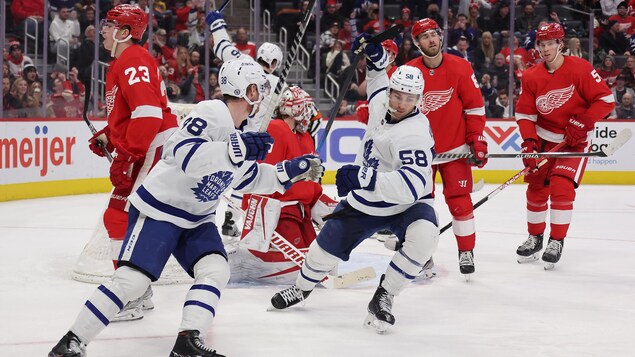 Les Maple Leafs marquent cinq buts sans riposte et battent les Red Wings