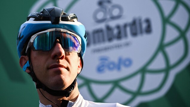 Le gros plan d'un cycliste avec son casque et des lunettes fumées.