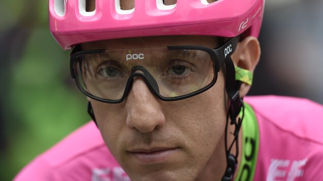 Gros plan du visage d'un cycliste