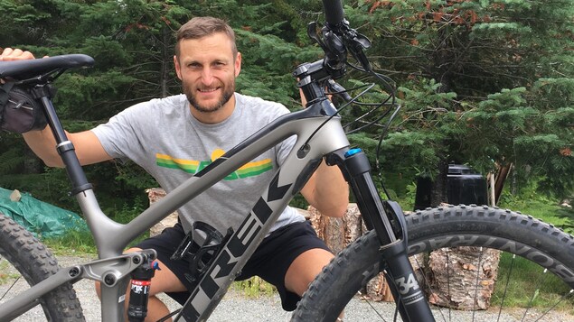 Le président du Club accro vélo de Val-d'Or, Michel Lavoie, tient un vélo de montagne.