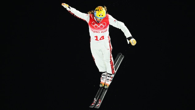 Un sauteur effectue une acrobatie dans les airs.