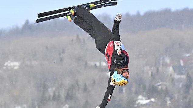Chamonix-Mont-Blanc - 74 CHAMONIX SAUT D'UN SKIEUR