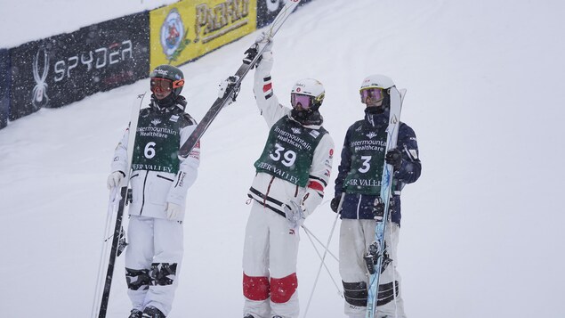 Matt Graham et Benjamin Cavet ont respectivement terminés 2e et 3e. Mikaël Kingsbury célèbre sa deuxième victoire de suite.