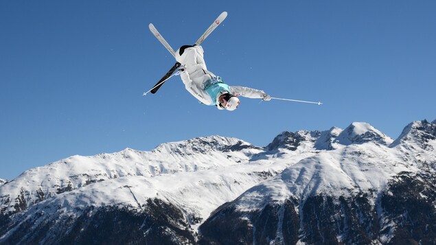 Mikaël Kingsbury exécute un saut lors des Championnats du monde de bosses à Engadine.