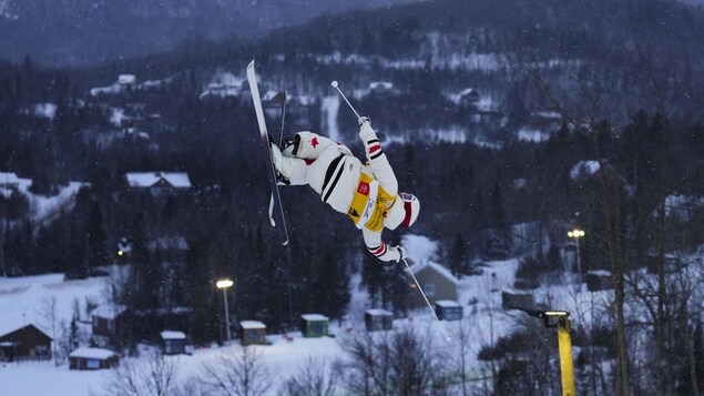 Un skieur effectue une manœuvre dans les airs.