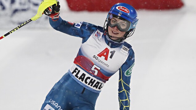 Elle sourit dans l'aire d'arrivée en terminant sa course.