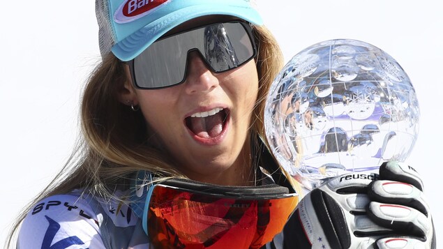 Elle tient le globe de cristal du super-G pour la saison 2018-2019 de la Coupe du monde.