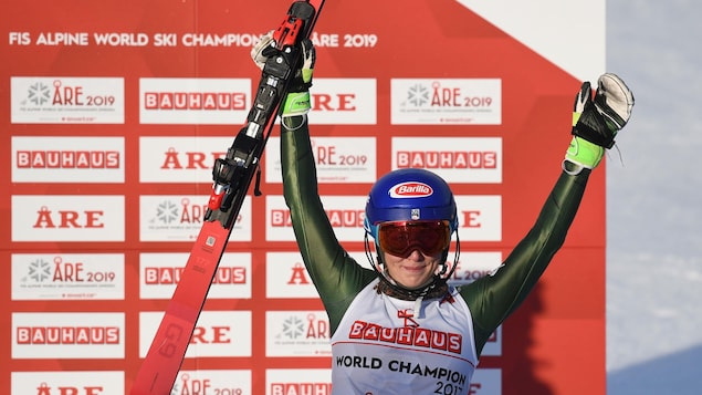 Mikaela Shiffrin est sacrée championne du monde en slalom pour la quatrième fois d'affilée.