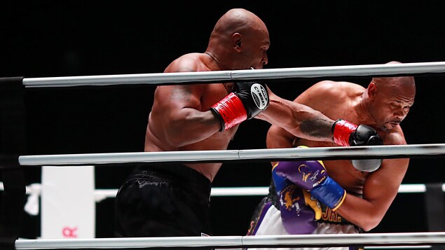 Mike Tyson envoie un coup de poing à Roy Jones fils.