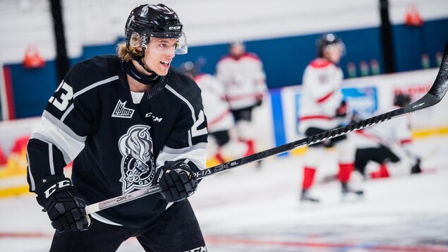 Un joueur de hockey pendant la période d'échauffement.