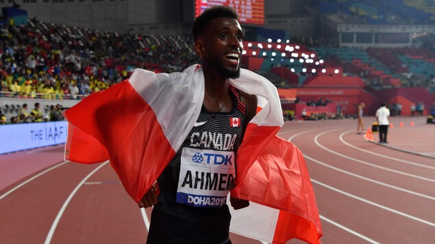 Mohammed Ahmed célèbre sa troisième place aux Championnats du monde d'athlétisme.