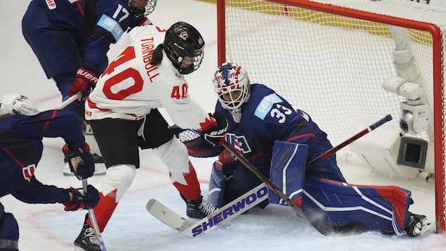 Gwyneth Philips réalise un arrêt contre le Canada.