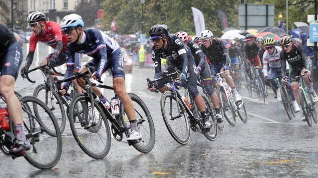 Le peloton roule sous la pluie.