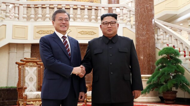 Les deux dirigeants se serrent la main. Les deux dirigeants se serrent la main.