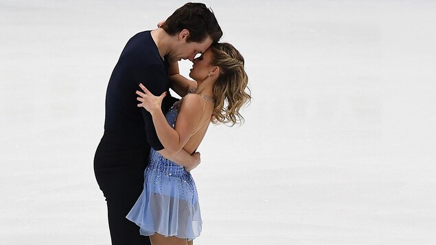 Kirsten Moore-Towers et Michael Marinaro pendant leur programme court