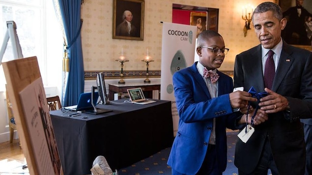Moziah Bridges présente un noeud papillon à Barack Obama. Moziah Bridges présente un noeud papillon à Barack Obama.