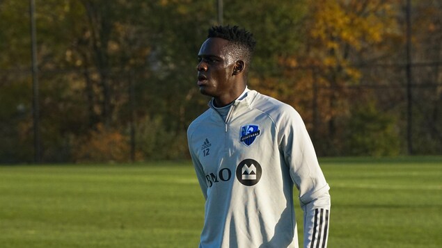 Un joueur à l'entraînement sur un terrain de soccer