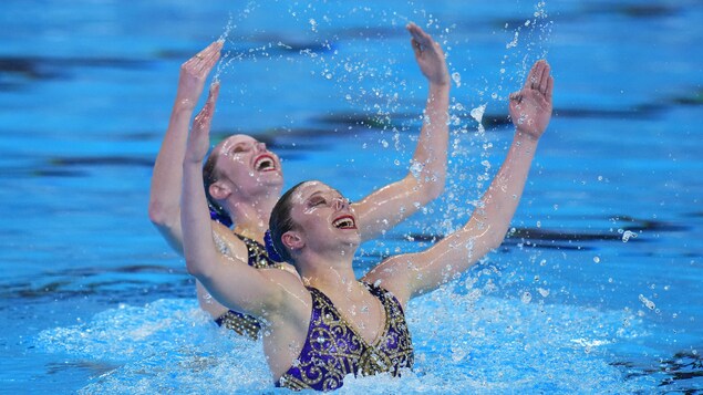 Audrey Lamothe et Jacqueline Simoneau nagent sur place avec leurs bras au-dessus de la tête.