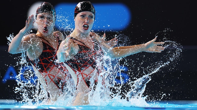 Audrey Lamothe et Jacqueline Simoneau nagent pendant leur programme technique.