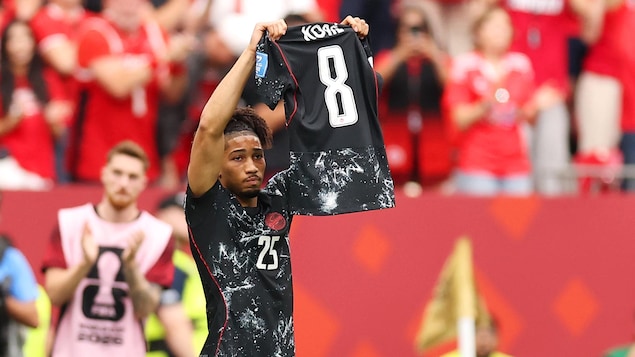 L'air triste, il lève son maillot.