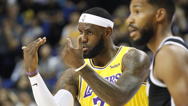 LeBron James fait signe à son adversaire de s'approcher lors d'une partie.