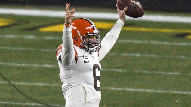 Le quart des Browns de Cleveland lève les bras en l'air après une victoire contre les Steelers de Pittsburgh.