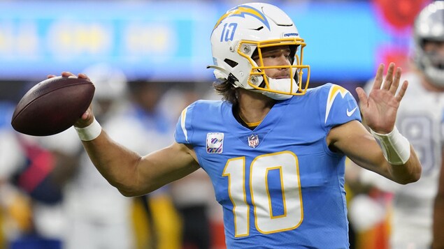 Justin Herbert réussit trois passes de touché et les Chargers l’emportent 28-14