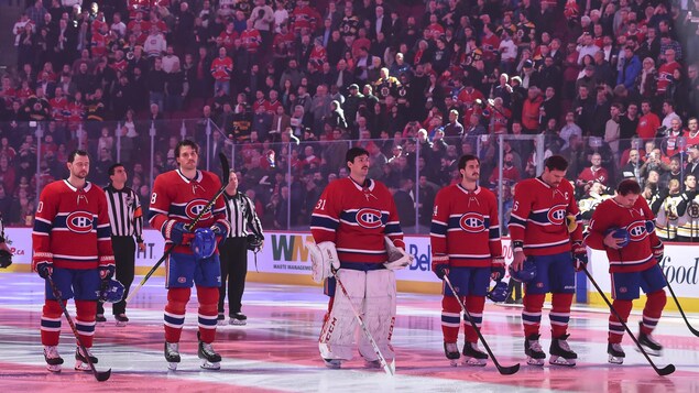 Les six partants sont sur leur ligne bleue pendant l'hymne national.