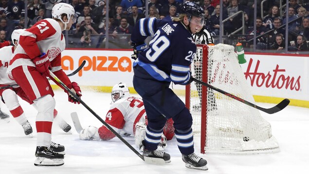 Nicholas Shore, Eric Comrie et Patrik Laine