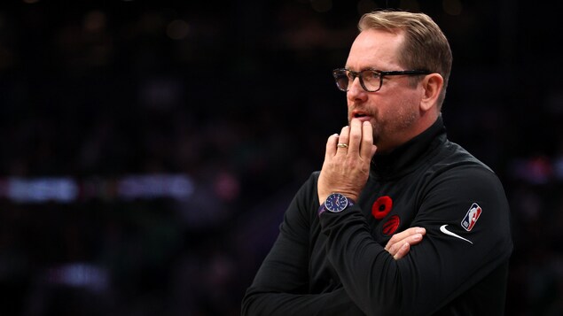 Nick Nurse pose sa main gauche sur son menton.