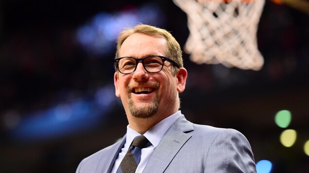 Nick Nurse sourit à des partisans lors d'un match avant la pandémie.