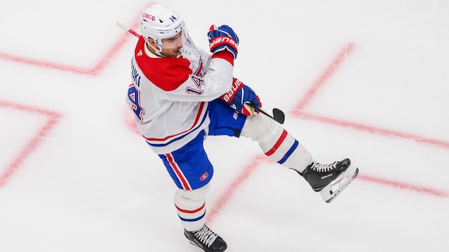 Un joueur de hockey célèbre un but. 