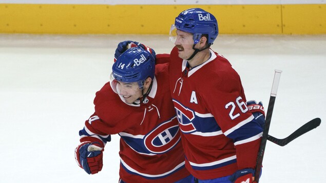 Jeff Petry félicite son coéquipier Nick Suzuki après son but marqué face aux Jets.