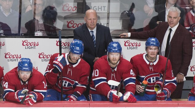 Nick Suzuki, Jesperi Kotkaniemi, Claude Julien, Joel Armia, Artturi Lehkonen et Dominique Ducharme au banc du Canadien