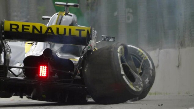 La Renault de Nico Hülkenberg après l'impact sur le circuit Interlagos de Sao Paulo La Renault de Nico Hülkenberg après l'impact sur le circuit Interlagos de Sao Paulo
