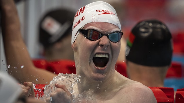 Nicolas Guy Turbide crie de joie en serrant les poings dans la piscine de Tokyo.